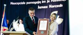Wojewoda lubelski wręcza kobiecie dyplom.