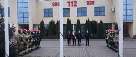 Uroczyste podniesienie flagi w dniu 11 listopad przed budynkiem straży. W dwóch szeregach stoją pododdziały, po środku poczet sztandarowy i dowódca uroczystości.