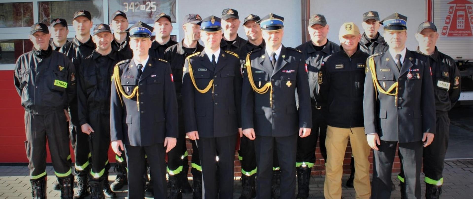 Zdjęcie grupowe uczestników pożegnania.