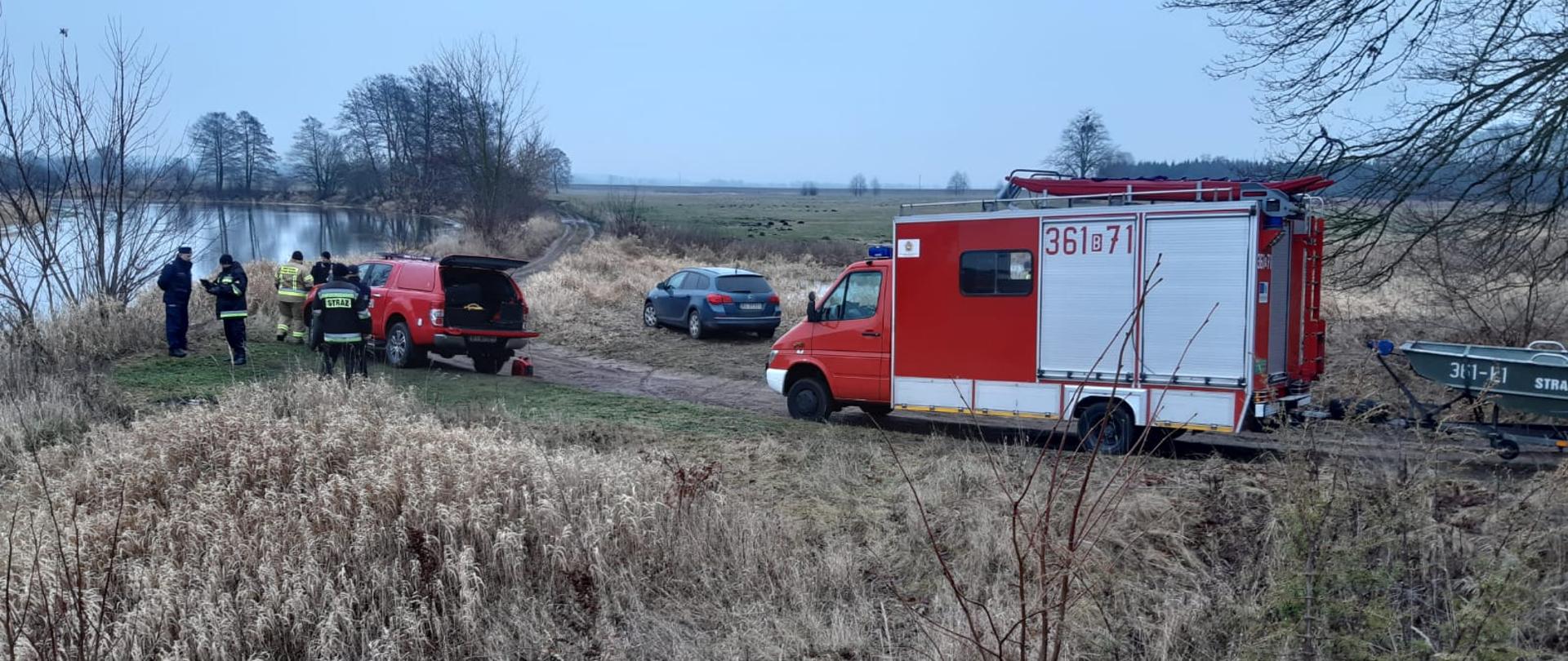 Przeszukiwanie brzegu Narwi z wykorzystaniem drona z KW PSP w Białymstoku. Dodatkowo w tle pojazd grupy wodno-nurkowej Łomża