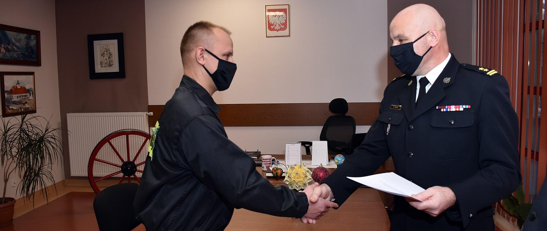 Wręczana nagroda finansowa przez Z-cę Komendanta Wojewódzkiego w gabinecie komendanta powiatowego.