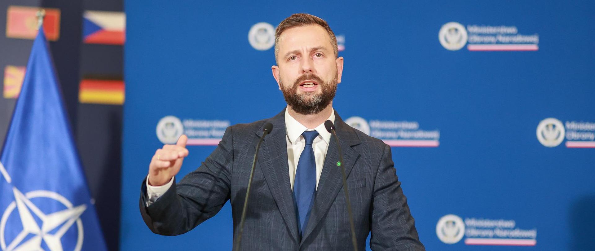 17 lipca 2024 r. w siedzibie Ministerstwa Obrony Narodowej odbyła się wspólna konferencja prasowa z udziałem wicepremiera - ministra obrony narodowej Władysława Kosiniaka-Kamysza, ministra spraw wewnętrznych i administracji - koordynatora służb specjalnych Tomasza Siemoniaka, wiceministra Cezarego Tomczyka oraz wiceministra Czesława Mroczka. Fot. Krzysztof Niedziela/CO MON