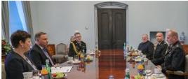 zdjęcie przedstawia Prezydenta PR z przedstawicielami PSP i OSP woj. zachodniopomorskiego podczas rozmowy siedzących przy stole