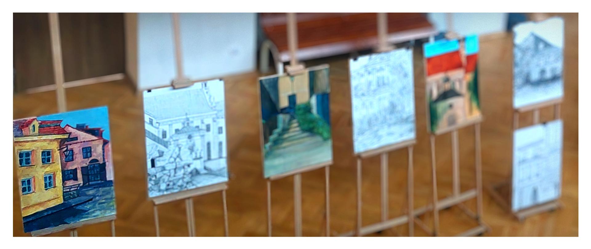 sztalugi z pracami malarskimi i rysunkowymi