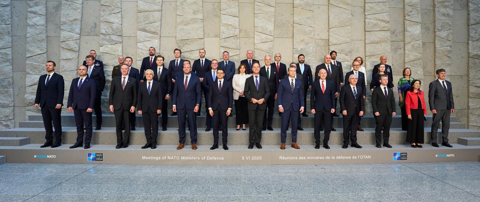 Family photo of the NATO Ministers of Defence