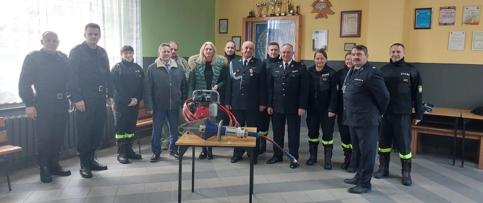Uroczyste przekazanie sprzętu ratownictwa technicznego dla jednostki Ochotniczej Straży Pożarnej w Skłobach