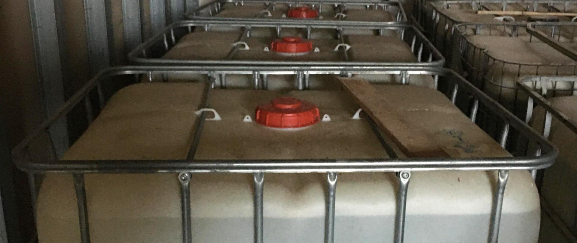 Zbiorniki w pomieszczeniu.