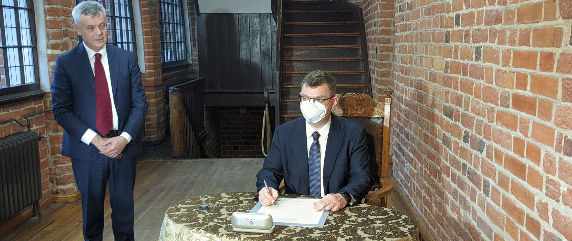 ludzie, stolik, krzesło, dokument 