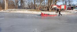 dwóch ratowników przemieszcza się na saniach lodowych