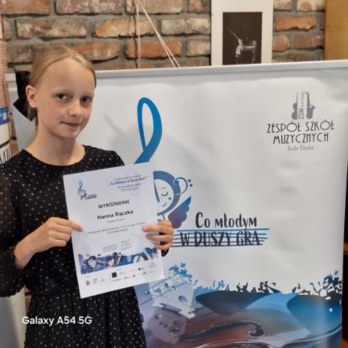 Hania Rączka z dyplomem wyróżnienia z piątego Ogólnopolskiego Konkursu Co Młodym w Duszy Gra?