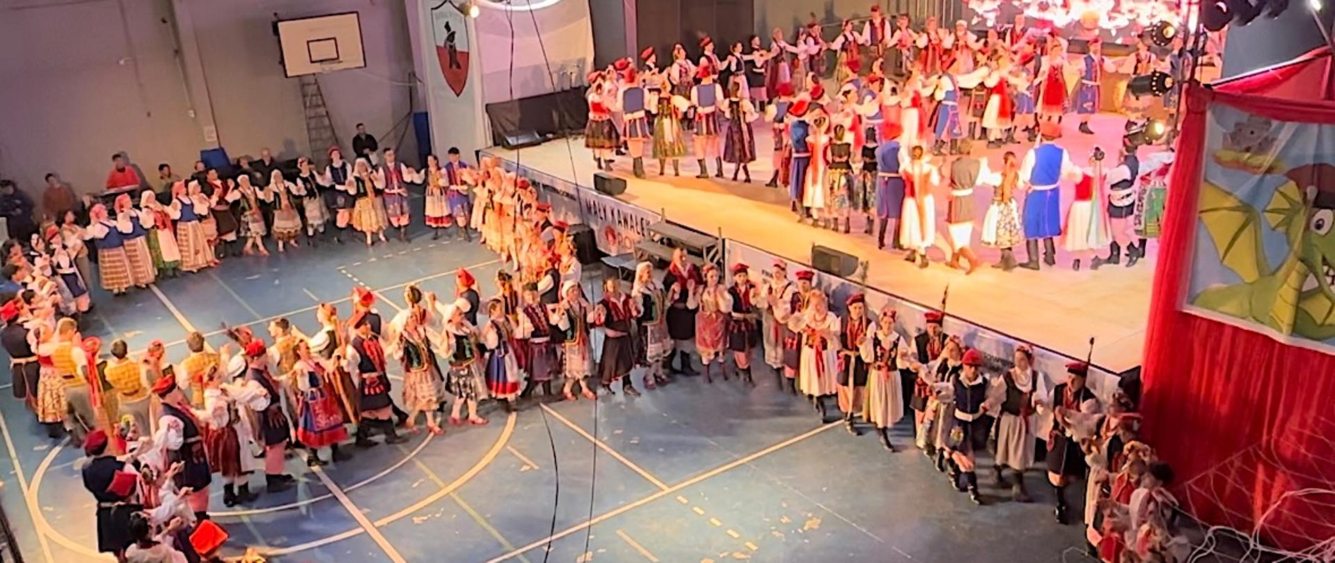 hombres y mujeres bailando