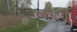 Zdjęcie przedstawia kolumnę pojazdów straży pożarnej