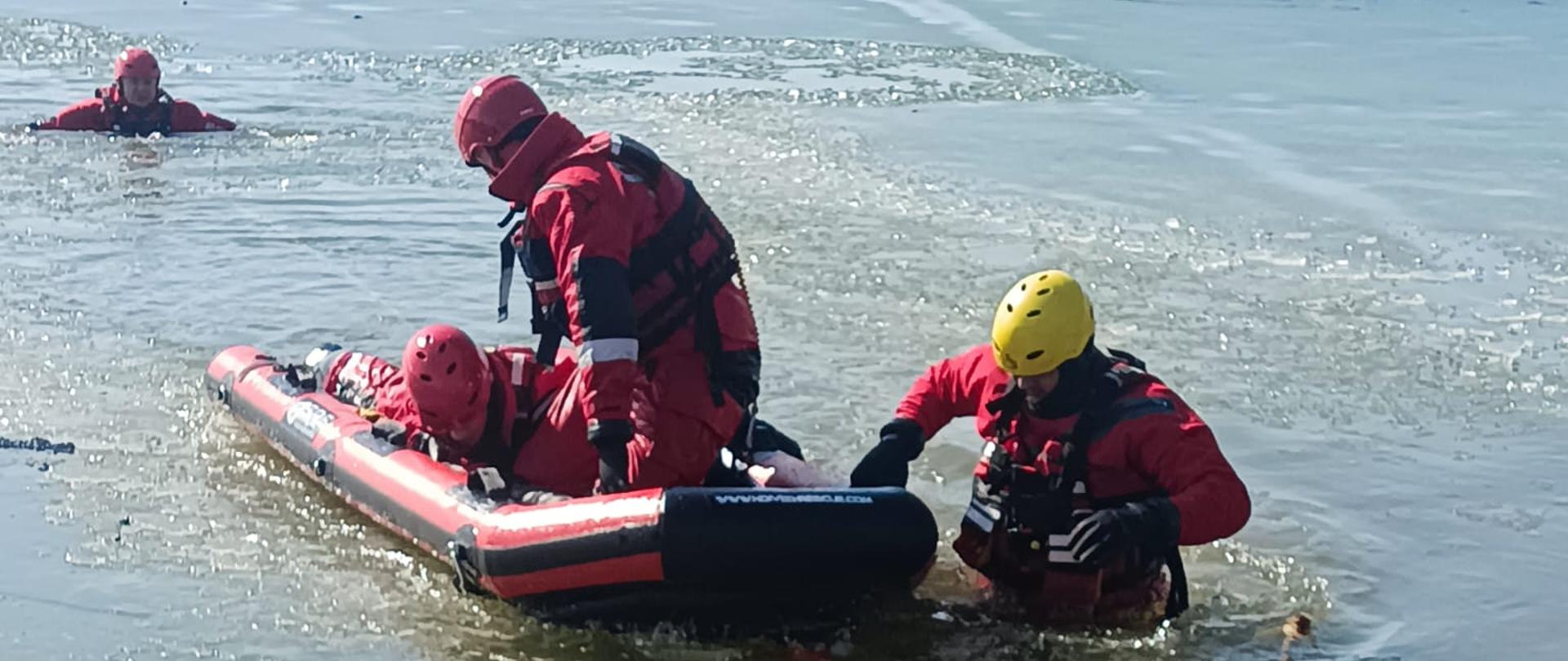 Ćwiczenia kazimierskich strażaków z zakresu ratownictwa lodowego i wodnego na zbiorniku retencyjnym w Kazimierzy Wielkiej.