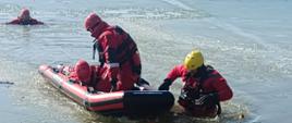 Ćwiczenia kazimierskich strażaków z zakresu ratownictwa lodowego i wodnego na zbiorniku retencyjnym w Kazimierzy Wielkiej.