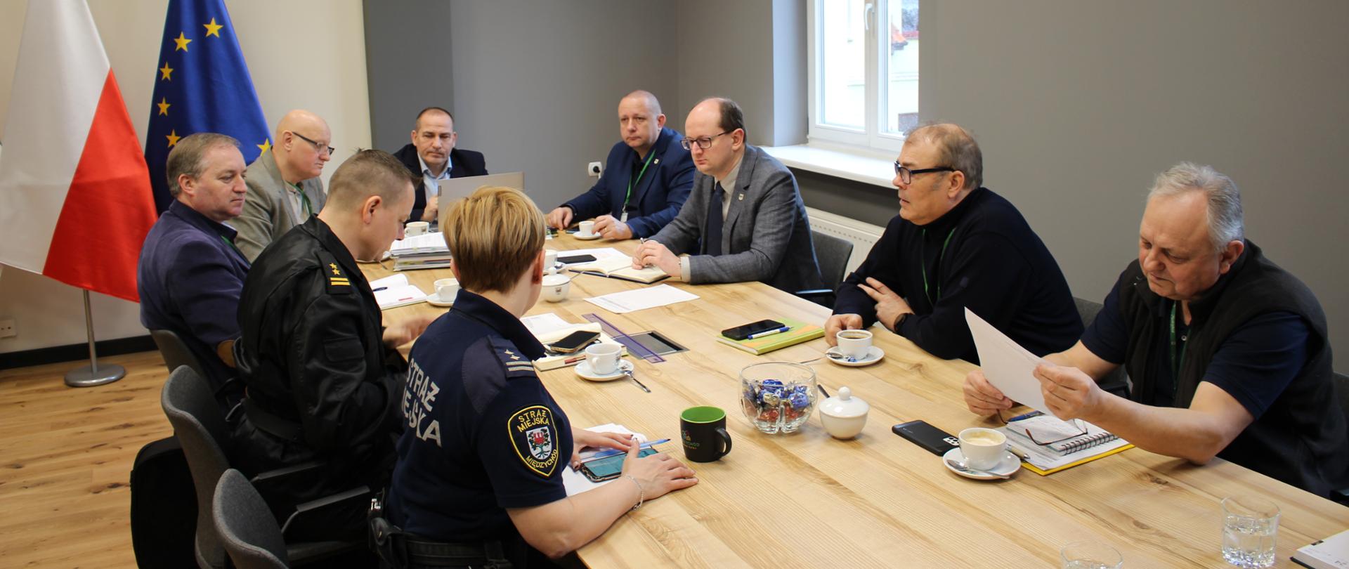 Na zdjęciu widać Sztab Zarządzania Kryzysowego w biurze Burmistrza Międzychodu