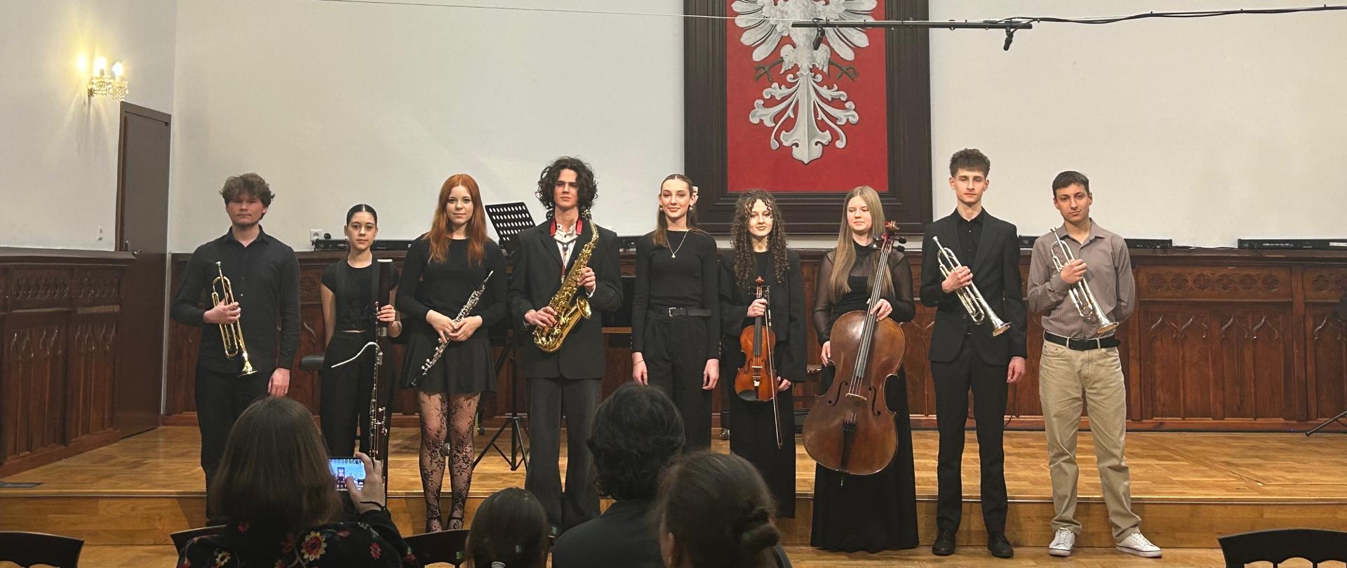 uczniowie klasy 3 PSM II stopnia podczas swojego koncertu klasowego na scenie w sali królewskiej PSM Mielec