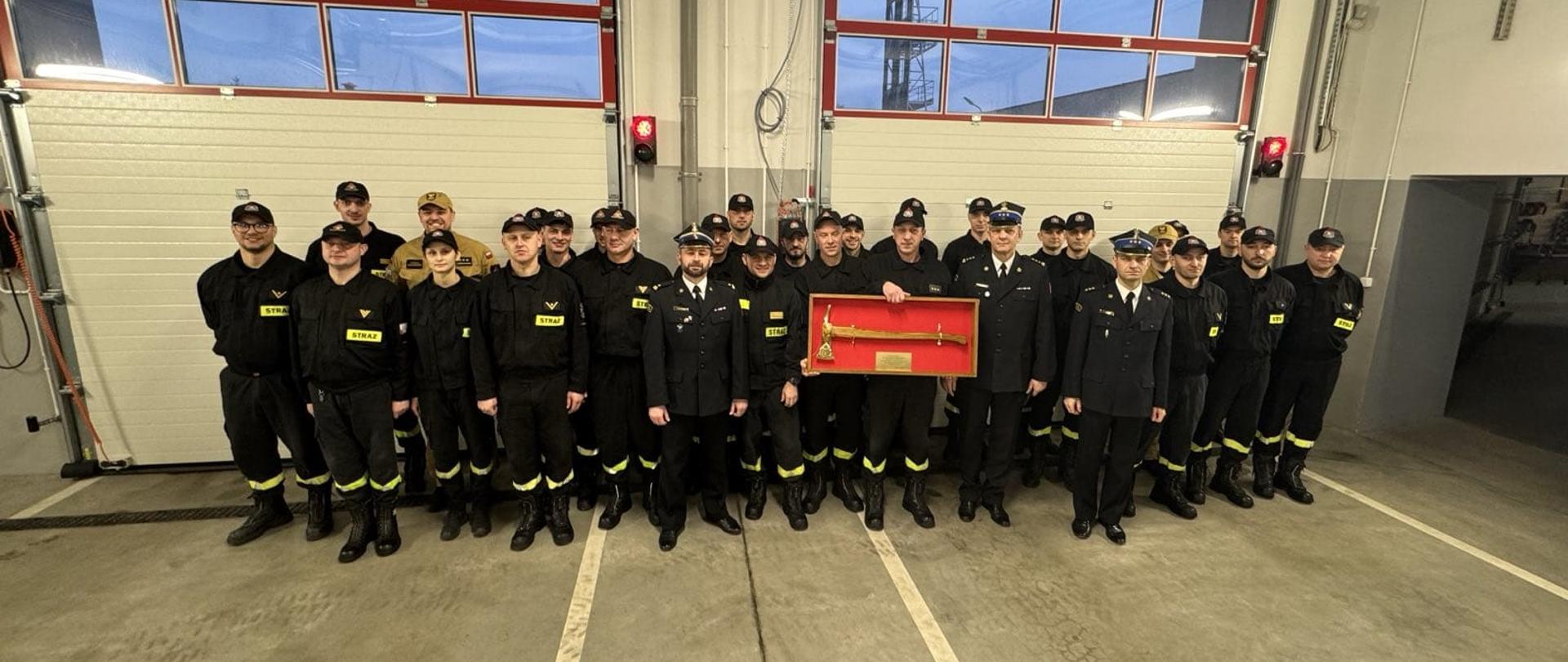 Kwiatkowski z funkcjonariuszami Komendy Miejskiej PSP w Poznaniu