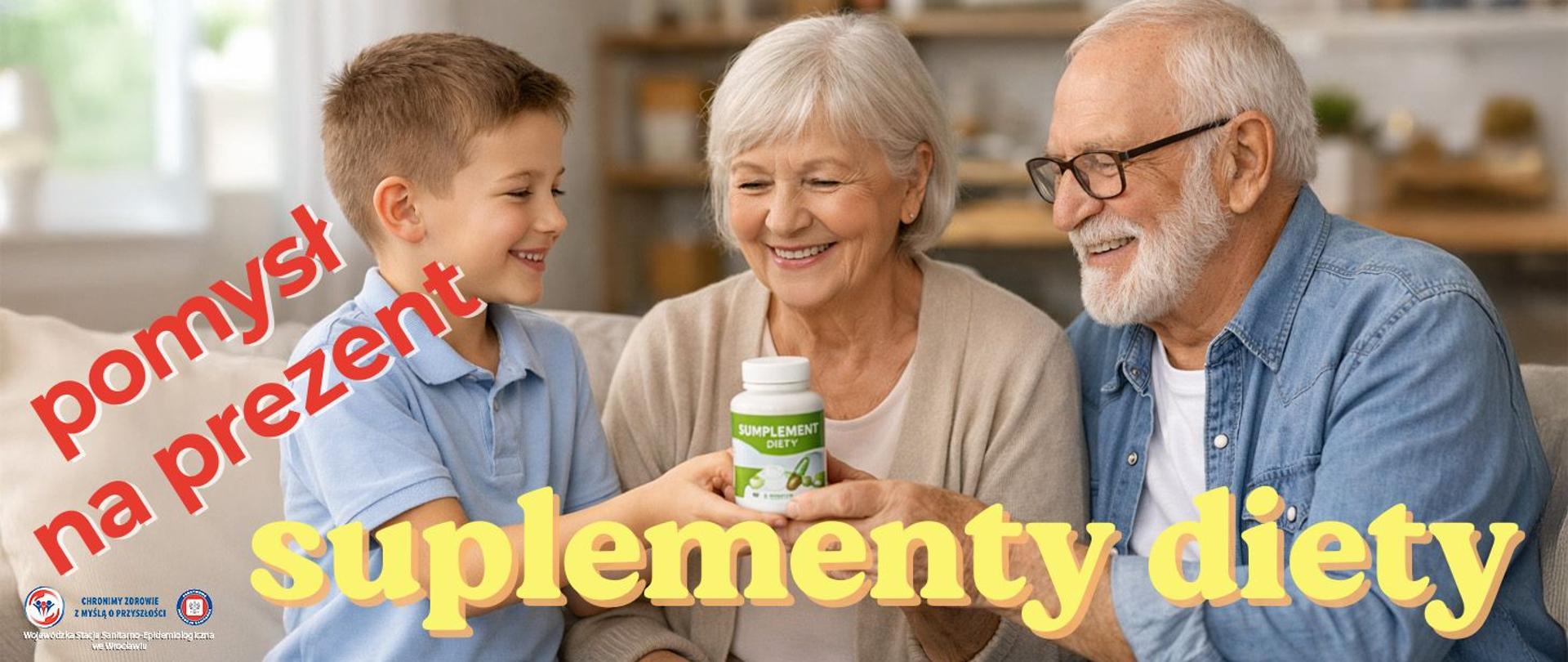 Na zdjęciu wnuczek przekazuje swoim dziadkom opakowanie suplementów diety – gest symbolizujący codzienną troskę o zdrowie, dobre samopoczucie oraz aktywność osób starszych