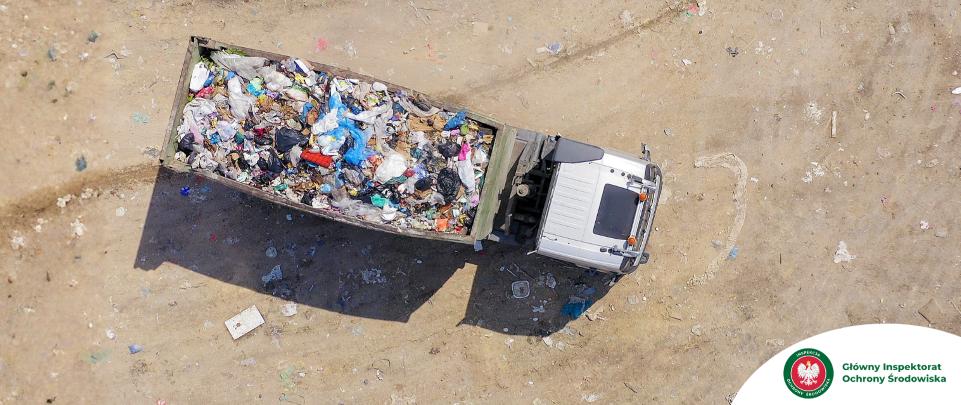 Ciężarówka z nielegalnymi odpadami na placu