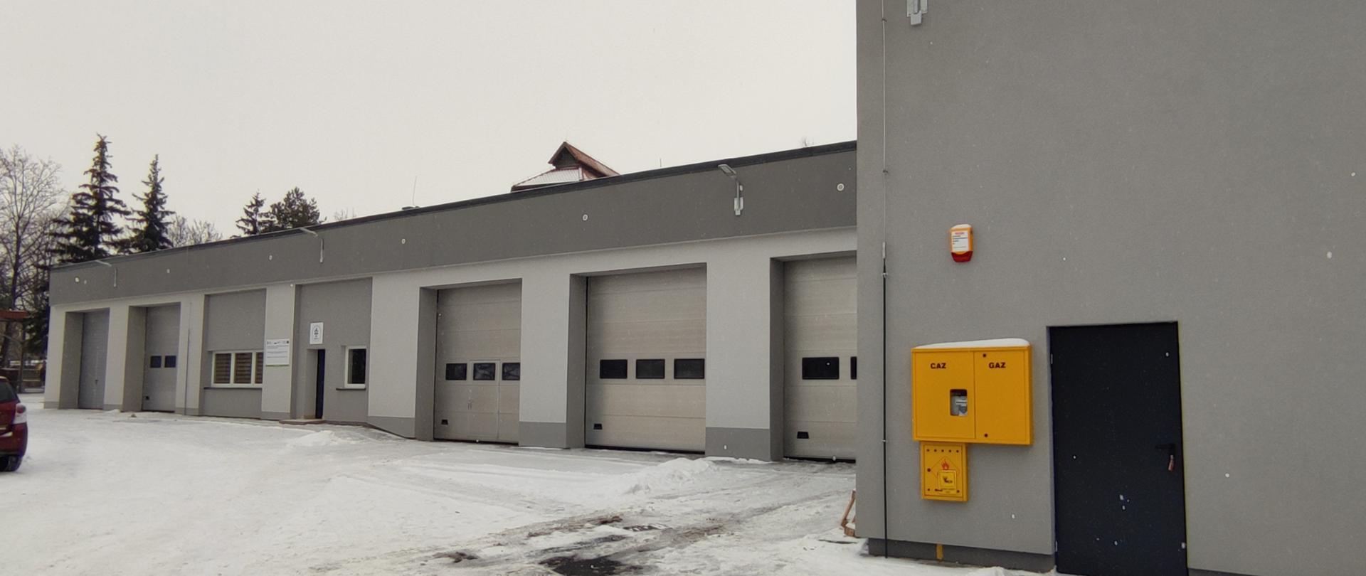 Obraz przedstawia budynek garażowych Komendy Powiatowej Państwowej Straży Pożarnej w Jaworze po termomodernizacji.