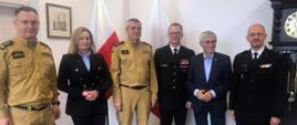 Przedstawiciele Państwowej Straży Pożarnej stoją wspólnie z przedstawicielami z Niemiec.