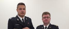 Strażak OSP w mundurze odbiera dyplom kg psp od komendanta powiatowego psp