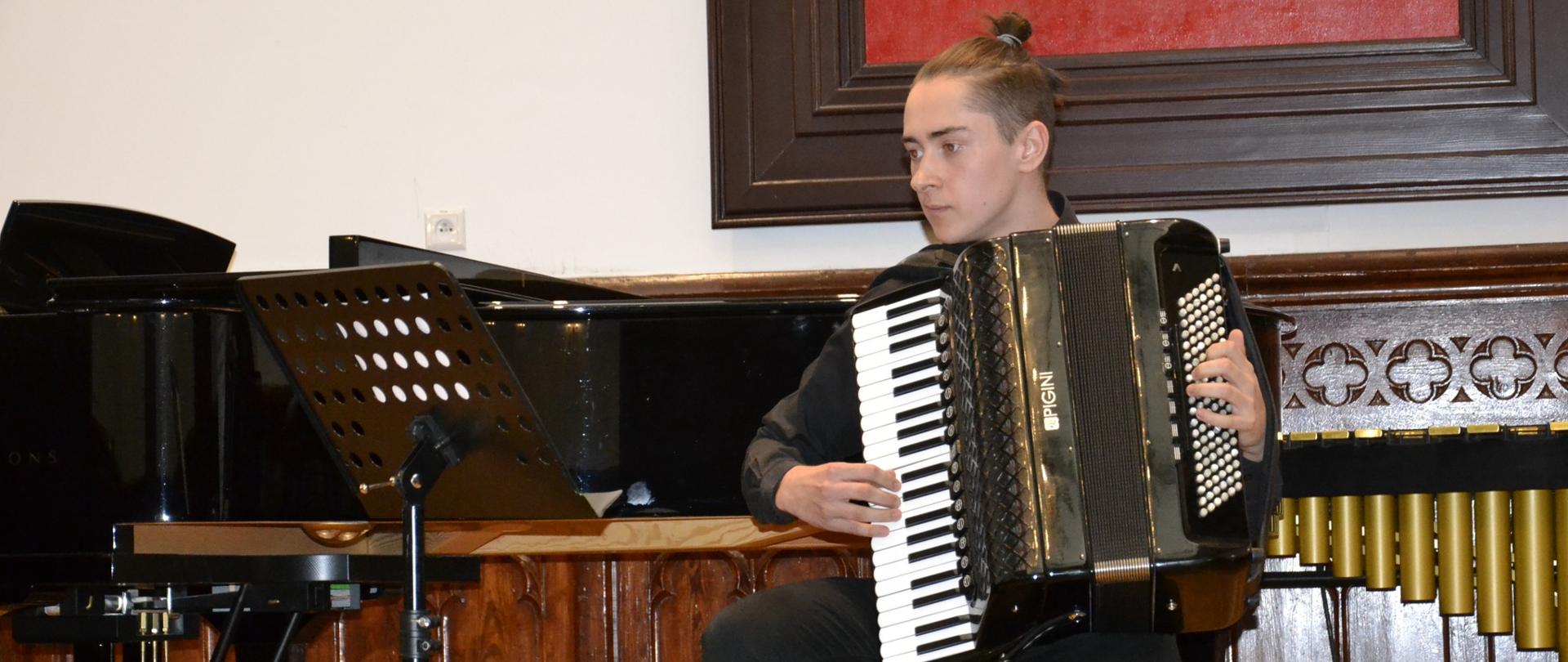 akordeonista naszej szkoły podczas koncertu klasowego uczniów klasy III a i b PSM II stopnia