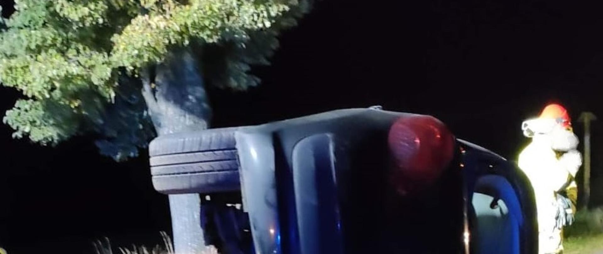 Zdjęcie przedstawia samochód osobowy po wypadku drogowym.