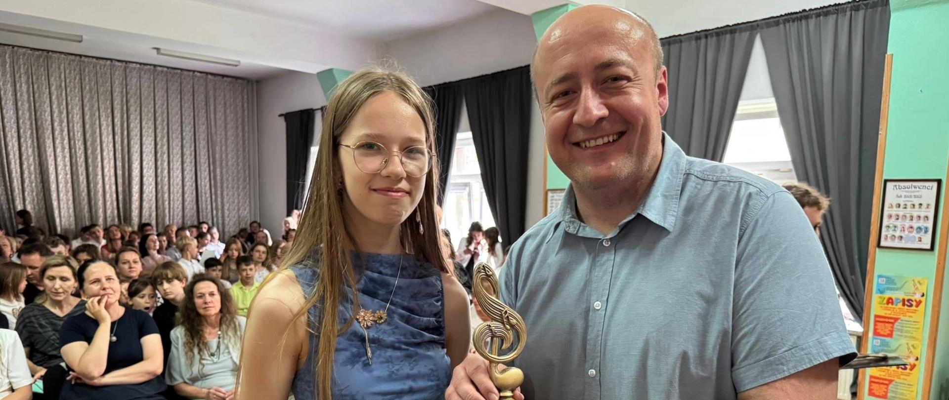 Zdjęcie przedstawiające uczestników uroczystego zakończenia roku szkolnego, który odbył się 27 czerwca 2025 r. w auli szkoły.