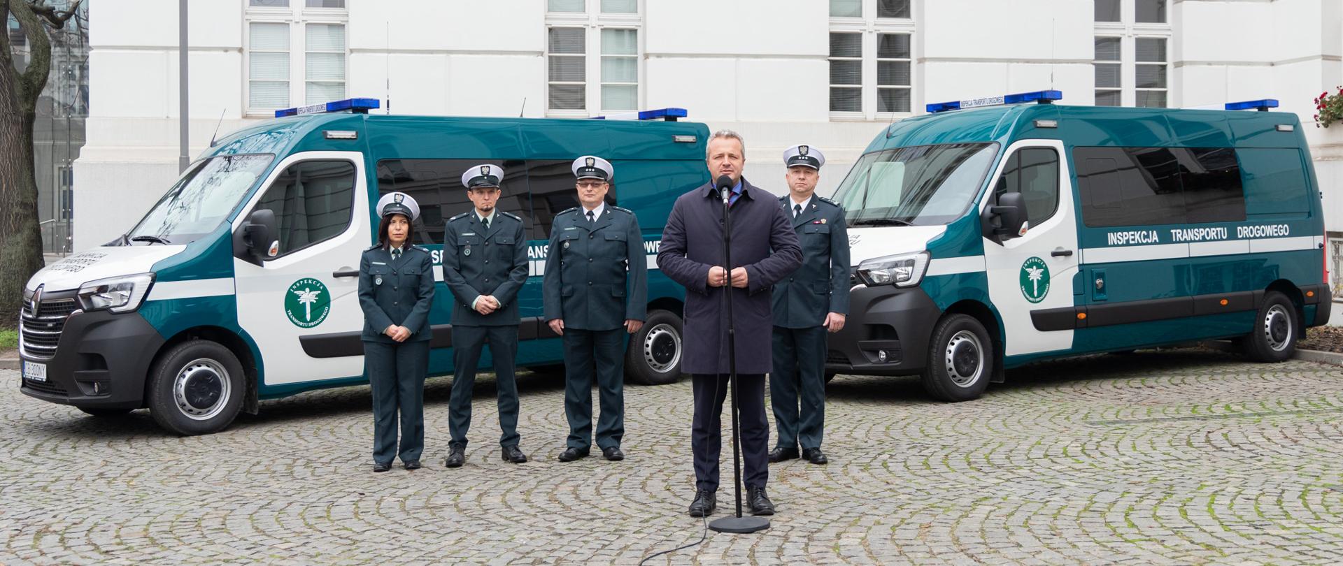Kilka osób podczas konferencji 