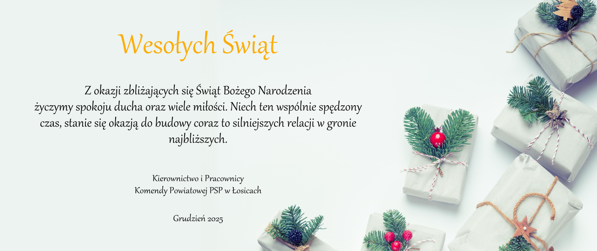 Zdjęcie przedstawia kartkę świąteczną z życzeniami, rozpoczynającymi się od słów "Wesołych Świąt", z dekoracją w postaci ułożonych w prawym dolnym rogu prezentów owiniętych w biały papier i ozdobionych gałązkami igliwia.