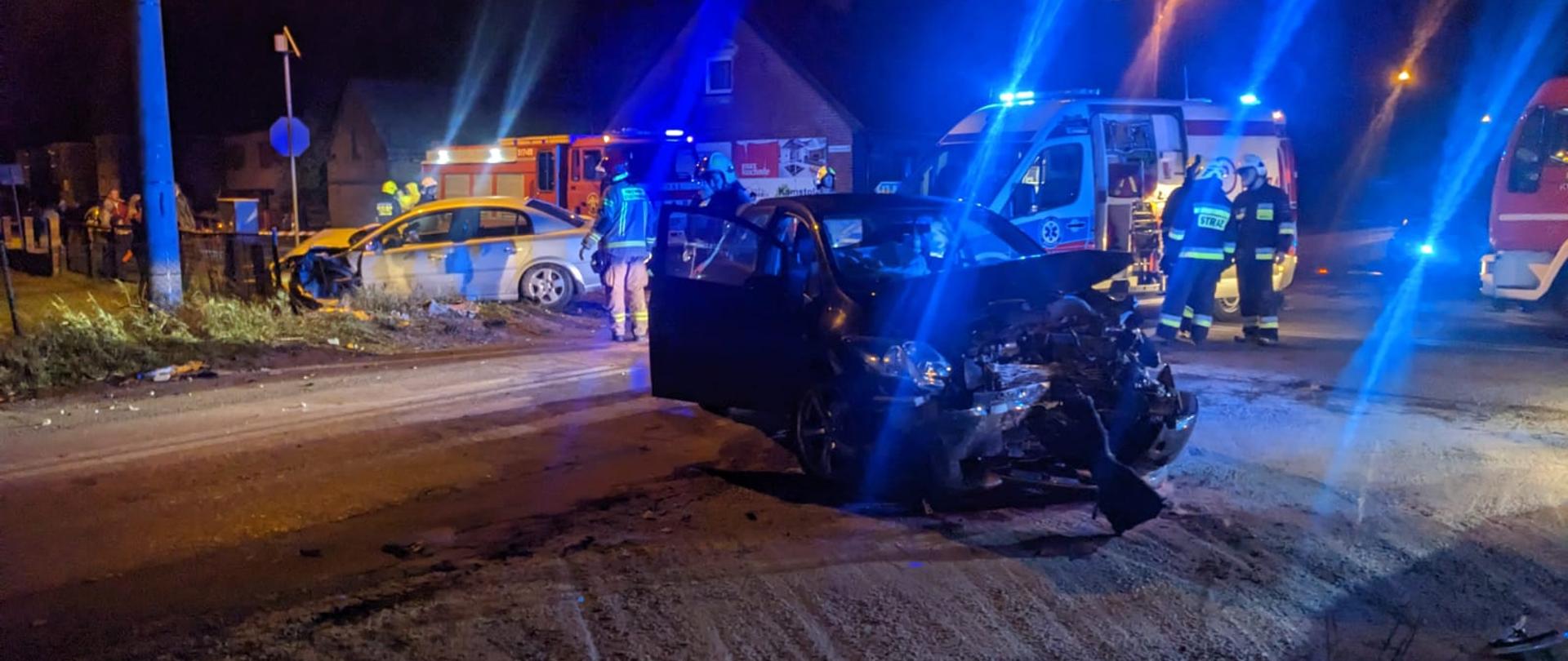 SAMOCHODY PO ZDERZENIU I DZIAŁAJĄCE SŁUŻBY