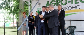 Minister Ardanowski wręcza puchar Ministra firmie AGROLMET z Gniewkowa