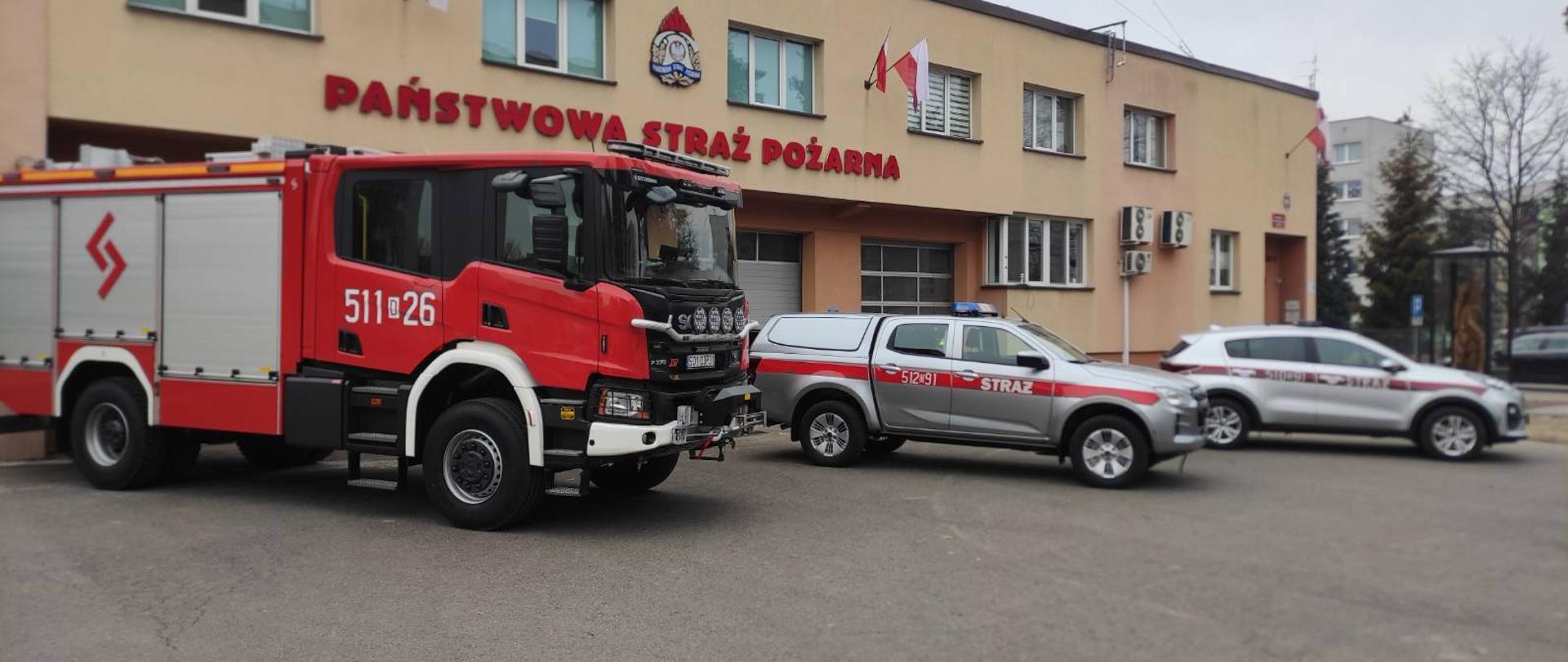 Na zdjęciu widać pojazdy zakupione przez KP PSP w Oleśnicy w 2021 roku: Samochód gaśniczy scania, samochód rozpoznawczo-ratowniczy ISUZU, samochód operacyjny KIA. 