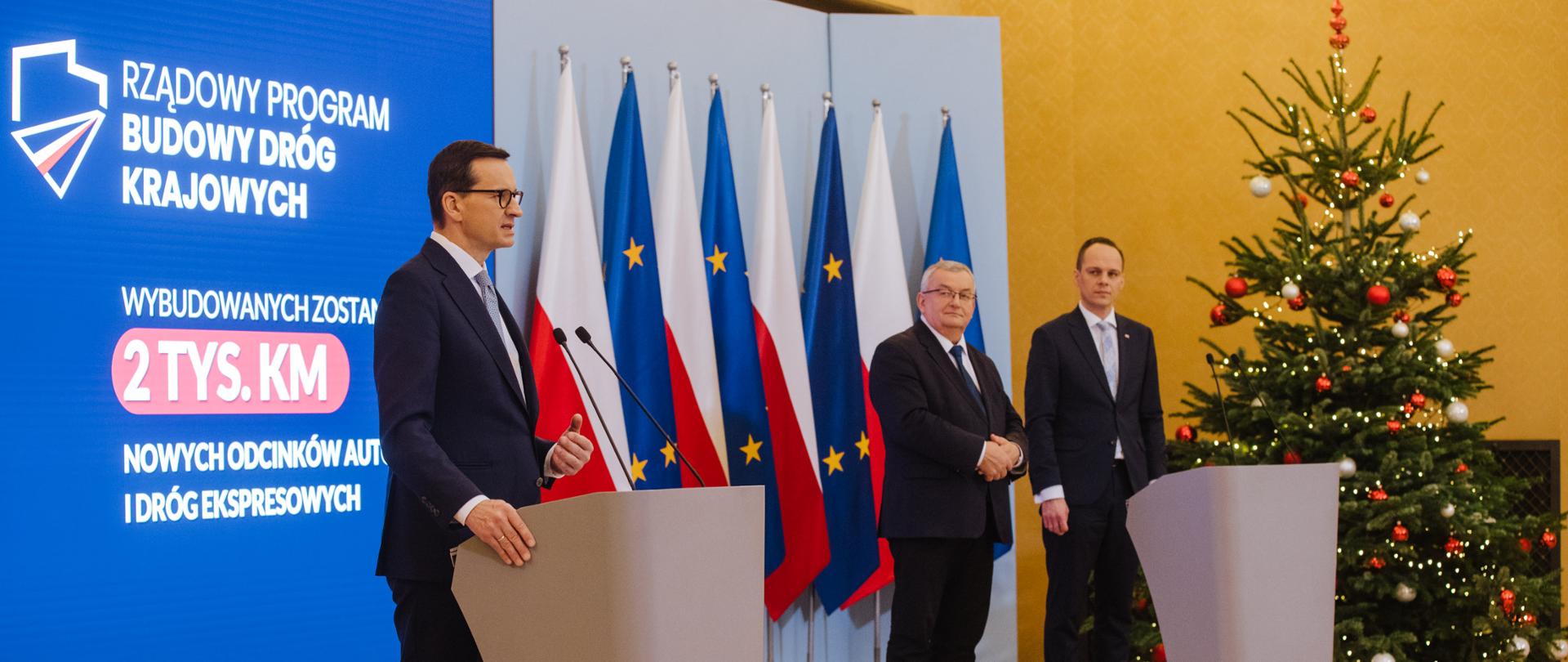 Premier Mateusz Morawiecki podczas konferencji w KPRM.
