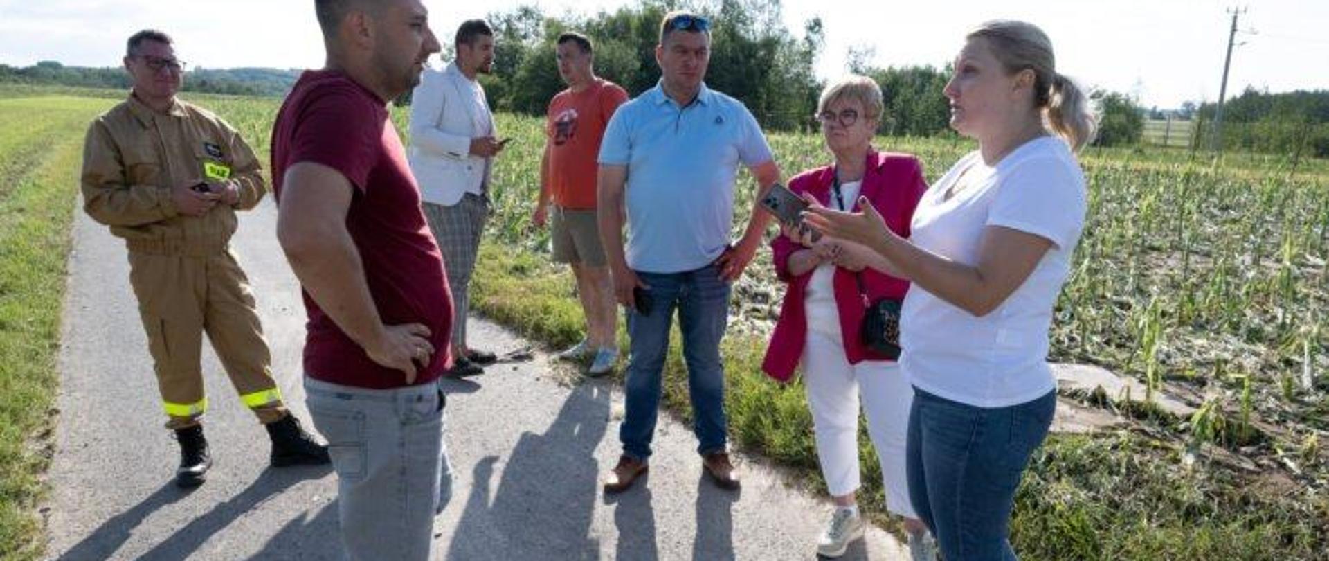 Wojewoda podkarpacki Teresa Kubas-Hul podczas spotkania z rolnikami i mieszkańcami terenów dotkniętych nawałnicami