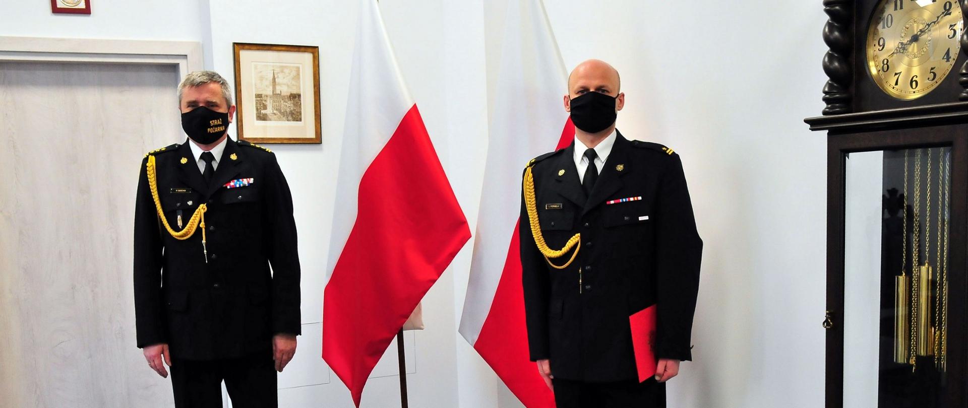 Zdjęcie pamiątkowe po wręczeniu dokumentu.