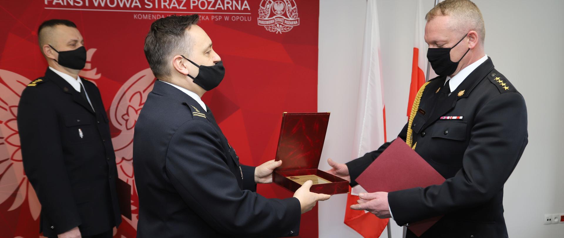 Komendant Wojewódzki st. bryg. Krzysztof Kędryk wraz z odchodzącym za zaopatrzenie emerytalne Zastępcą Komendanta PSP w Kluczborku st. kpt. Sebastianem Jantosem