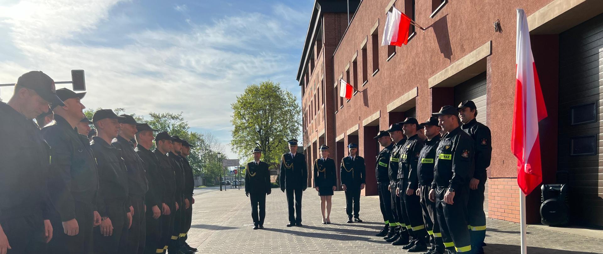 Na zdjęciu widać uroczystą zbiórkę z okazji dnia Flagi. Zastępca Komendanta mł.bryg. Łukasz Michalak rozpoczął uroczystość zwracając uwagę jak ważnym symbolem dla każdego Polaka jest flaga narodowa.