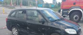 Widoczne miejsce zdarzenia uszkodzone pojazdy oraz strażacy prowadzący działania.