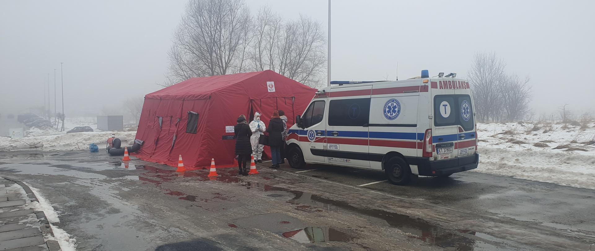 Namiot do pobierania wymazów karetka oraz nauczyciele