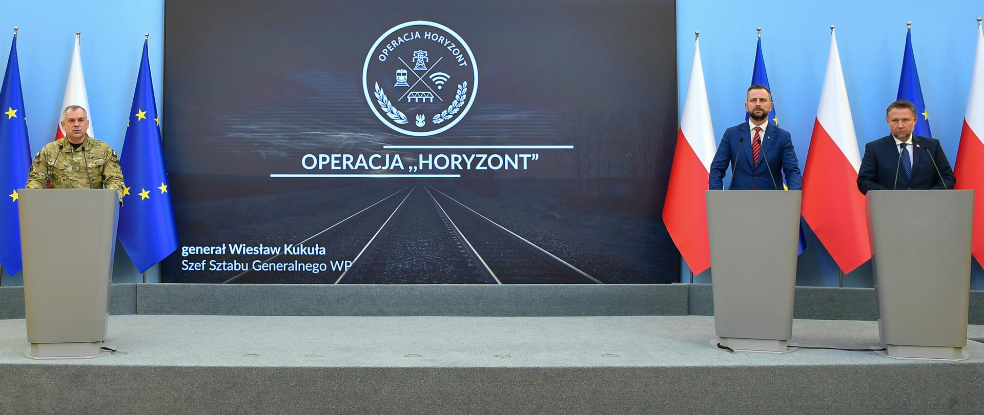 19 listopada 2025 r. odbyła się konferencja prasowa wicepremiera, ministra obrony narodowej Władysława Kosiniaka-Kamysza, ministra spraw wewnętrznych i administracji Marcina Kierwińskiego oraz szefa Sztabu Generalnego Wojska Polskiego gen. Wiesława Kukuły. Fot. plut. Wojciech Król/MON