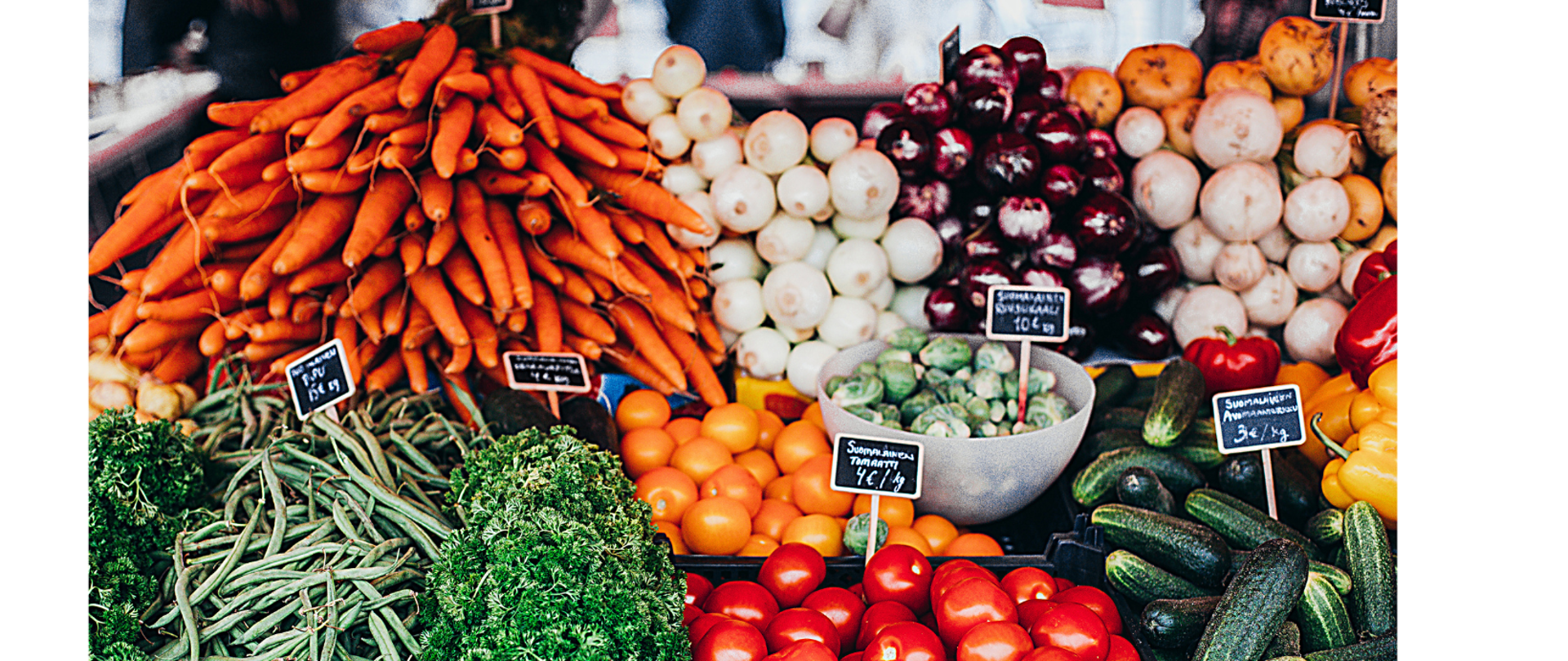 Stragan z warzywami (marchew, pomidory,ogórki, fasolka, jarmuż, cebula)