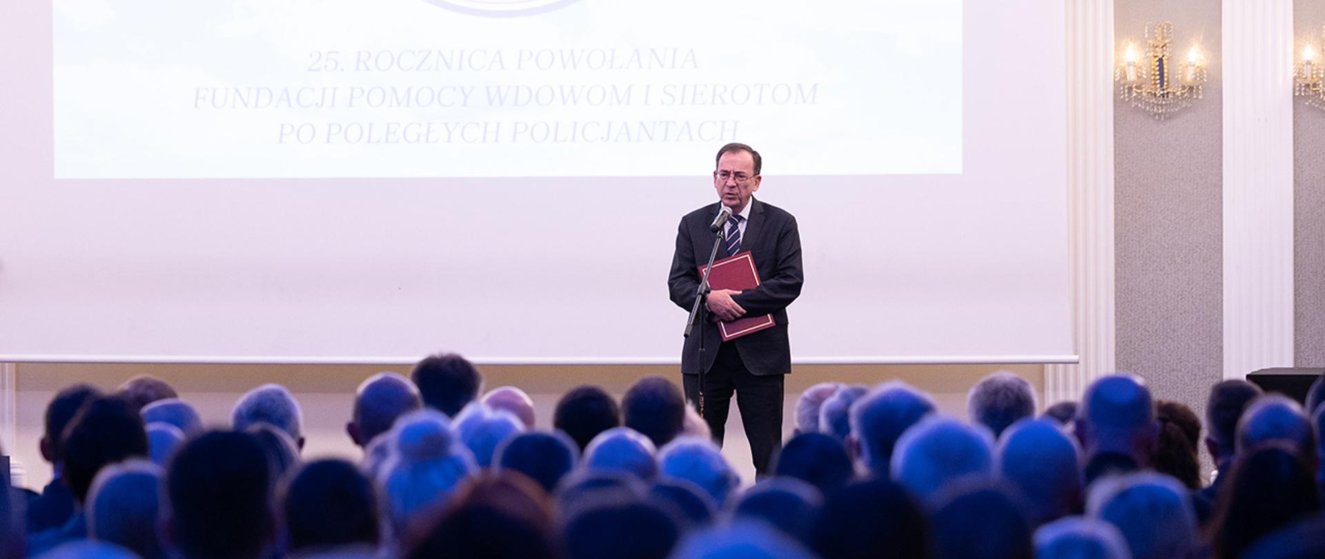 Minister Mariusz Kamiński podczas uroczystości z okazji 25-lecia powstania Fundacji Pomocy Wdowom i Sierotom po Poległych Policjantach