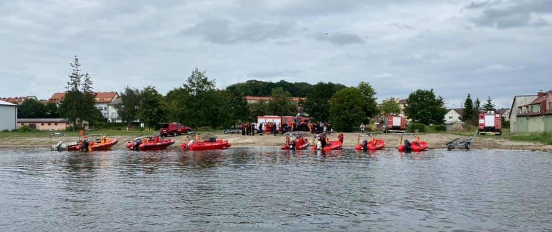 Zdjęcie przedstawia łodzie straży pożarnej na plaży podczas ćwiczeń