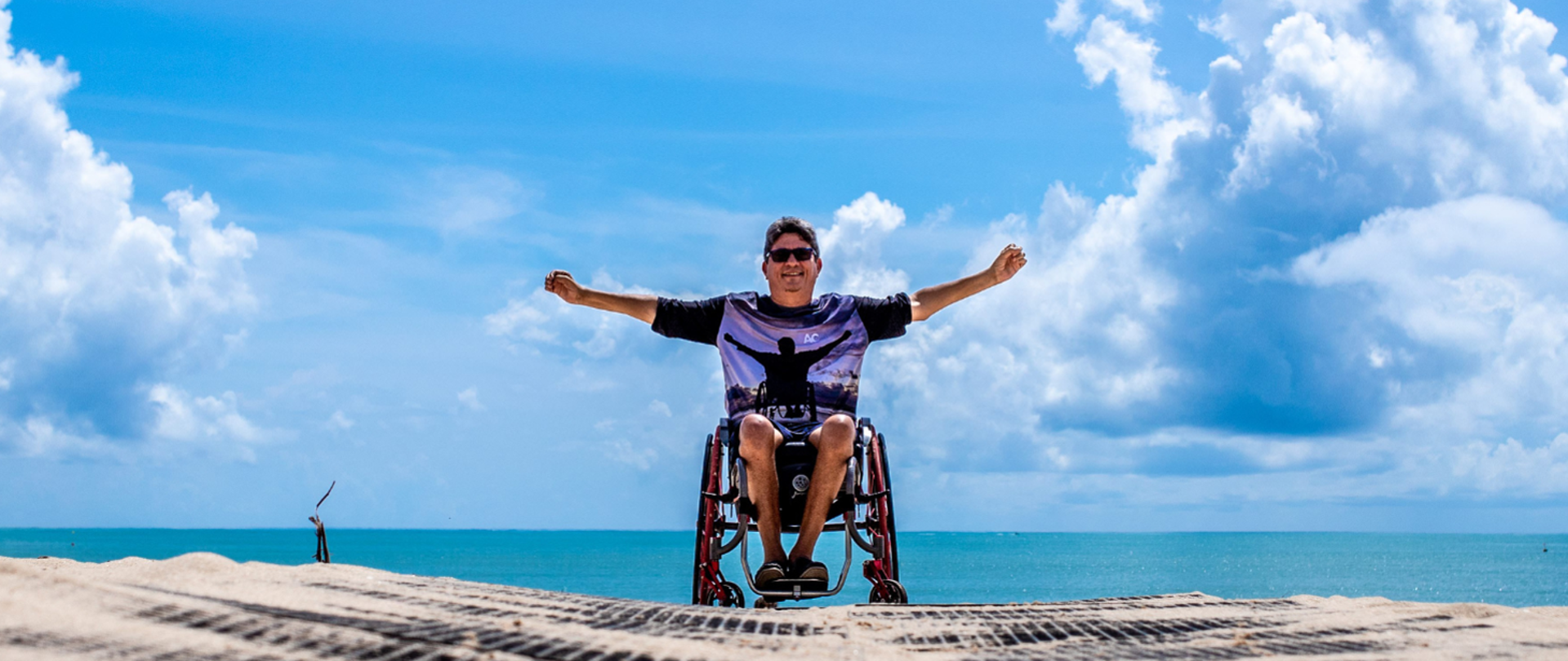 Międzynarodowy Dzień Osób z Niepełnosprawnościami. Mężczyzna na wózku inwalidzkim