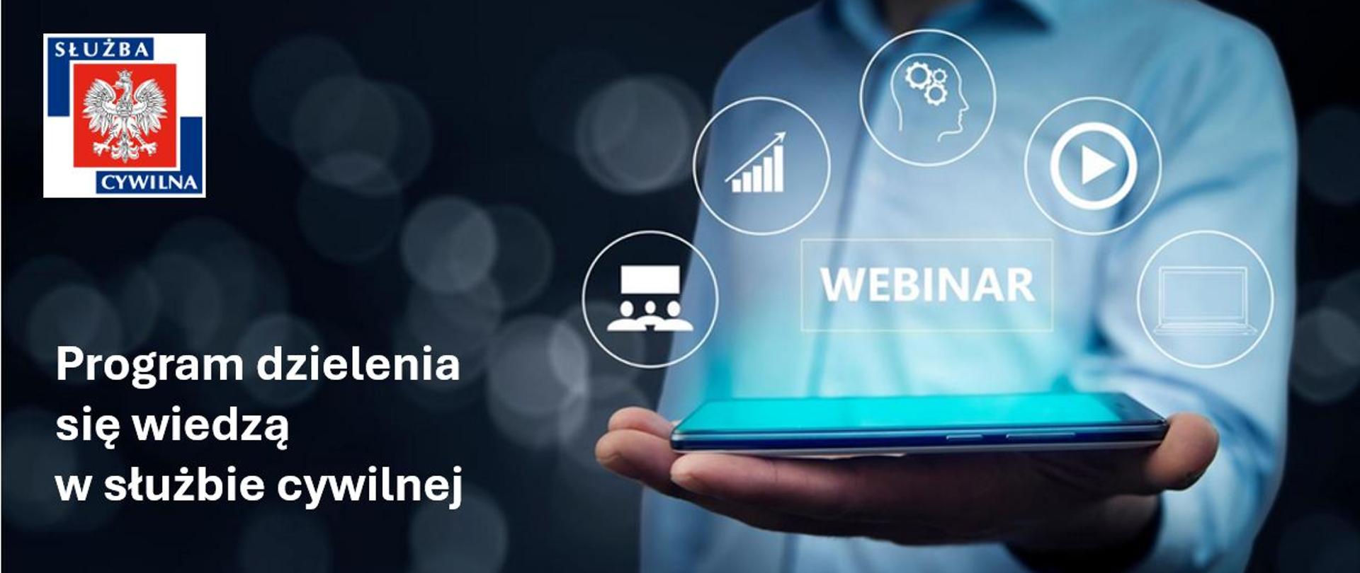 Mężczyzna trzyma tablet w ręce, obok logo służby cywilnej i napisy: Program dzielenia się wiedzą w służbie cywilnej oraz webinar