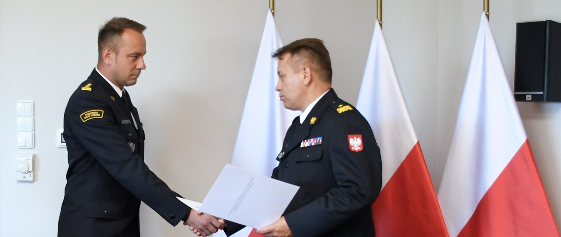 Starszy brygadier Musiał przyjmuje akt powołania z rąk nadbrygadiera Jarosława Nowosielskiego