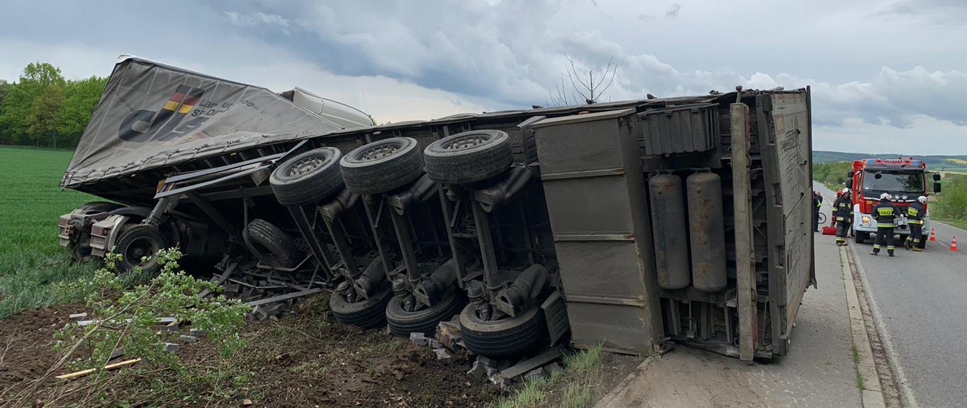 Przewrócony TIR na drodze Piława Górna - Przerzeczyn Zdrój