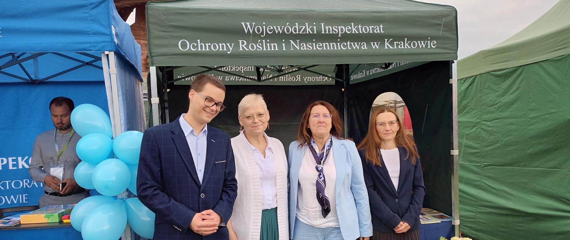 Trzy kobiety i mężczyzna na tle stoiska WIORiN w Krakowie